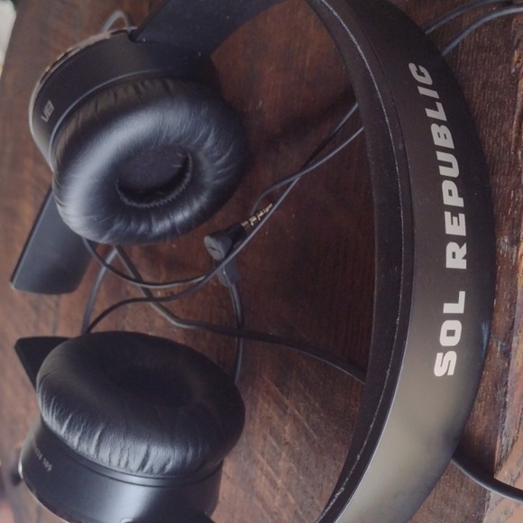 Sol Republic VB Wired Headphones - Picture 2 of 4